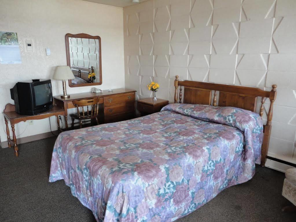 Spanish Fiesta Motel *